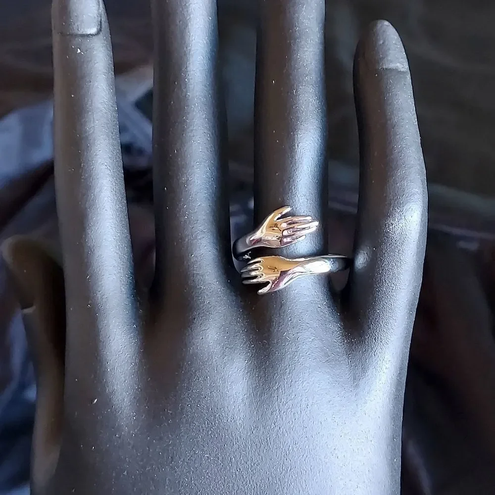 SILVER HUG ME TIGHT RING